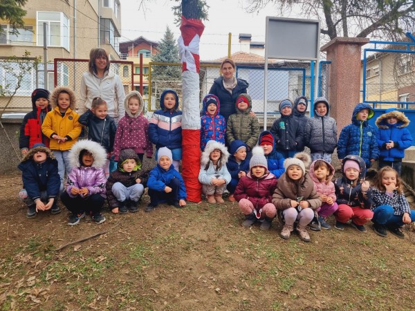 Децата от ДГ “Юрий Гагарин“ си спретнаха първомартенска украса