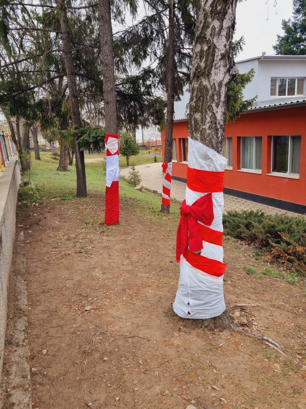 Децата от ДГ “Юрий Гагарин“ си спретнаха първомартенска украса