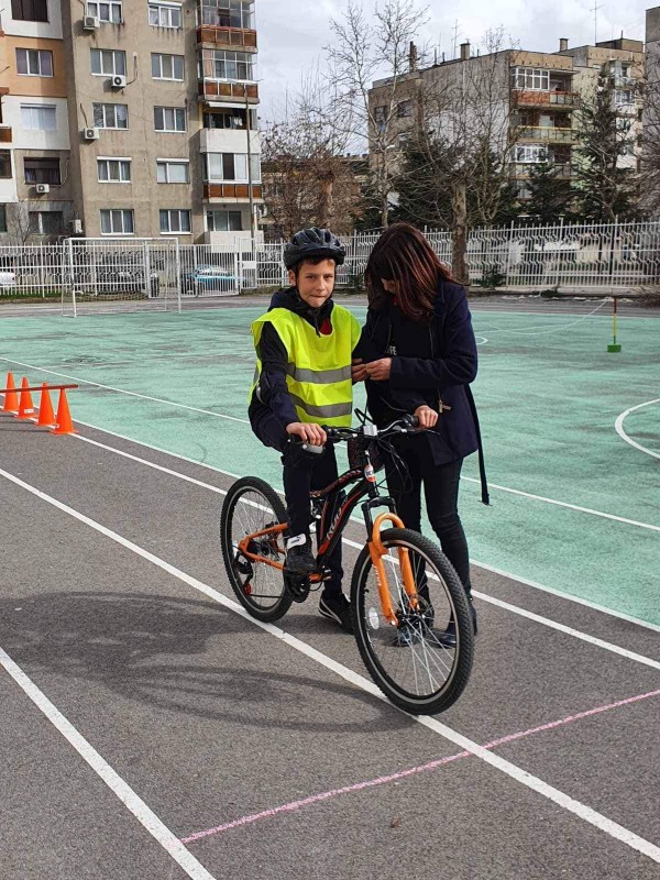 Отборите на ОУ ”Мати Болгария” и ПГТТМ първенци в състезание по безопасност на движението
