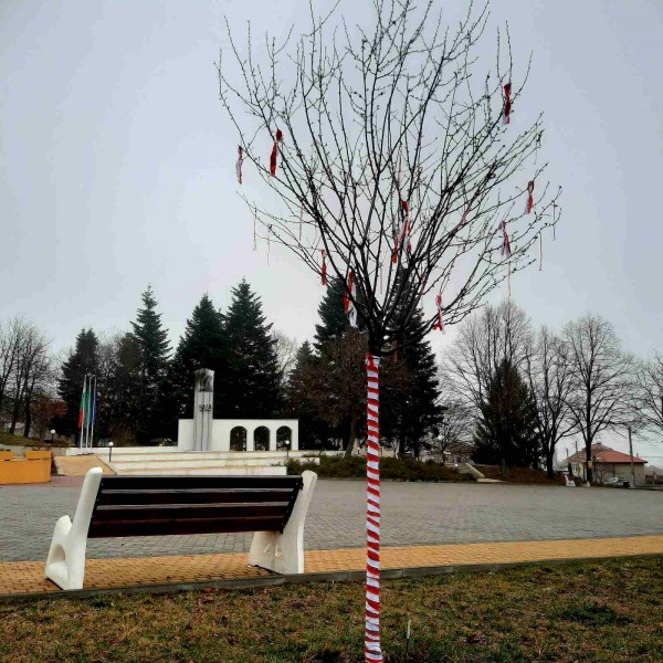 Мартенски дръвчета украсиха центъра на град Шипка