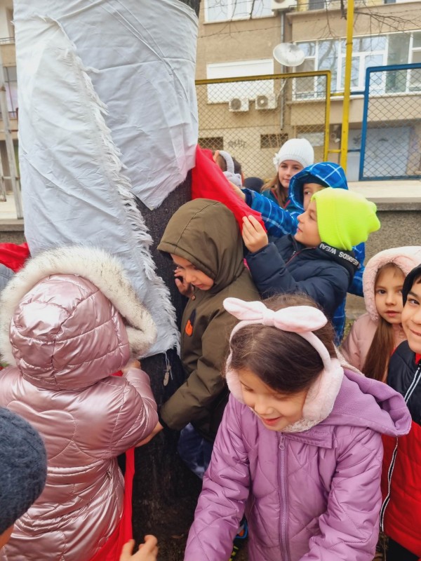 Децата от ДГ “Юрий Гагарин“ си спретнаха първомартенска украса