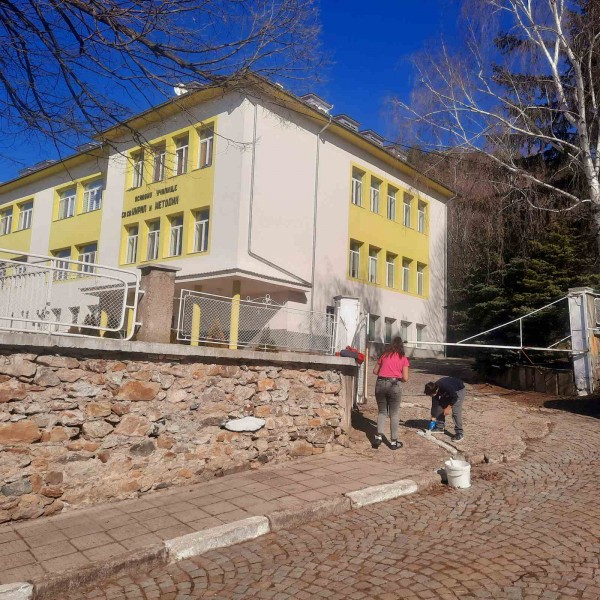 Мартенски дръвчета украсиха центъра на град Шипка