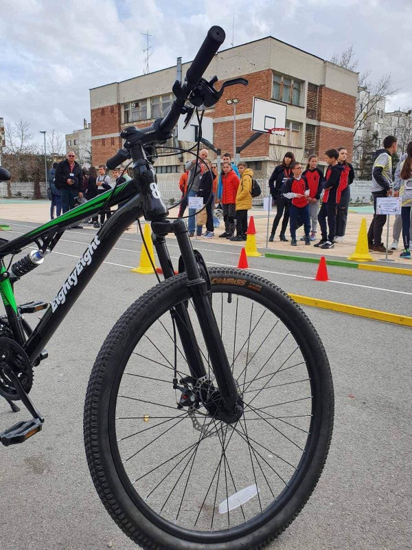 Отборите на ОУ ”Мати Болгария” и ПГТТМ първенци в състезание по безопасност на движението