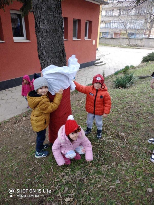 Децата от ДГ “Юрий Гагарин“ си спретнаха първомартенска украса