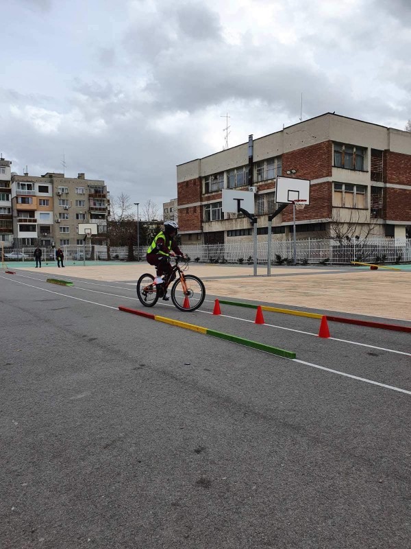 Отборите на ОУ ”Мати Болгария” и ПГТТМ първенци в състезание по безопасност на движението