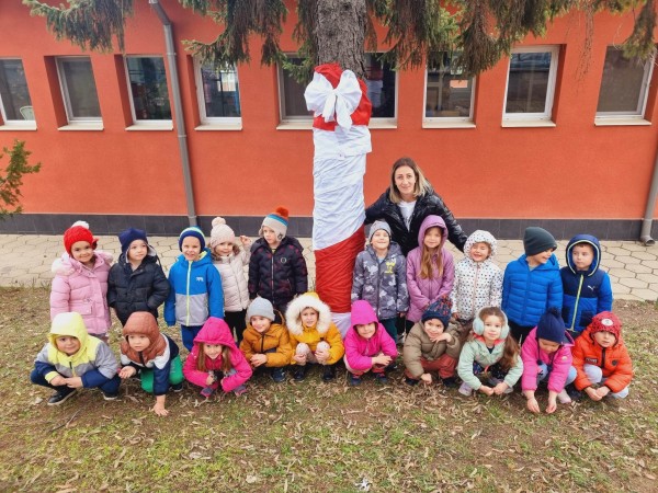 Децата от ДГ “Юрий Гагарин“ си спретнаха първомартенска украса