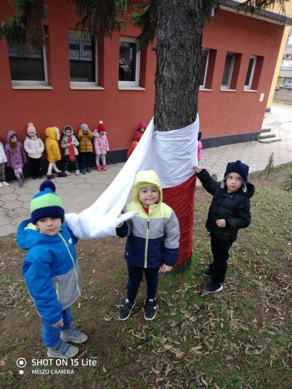 Децата от ДГ “Юрий Гагарин“ си спретнаха първомартенска украса