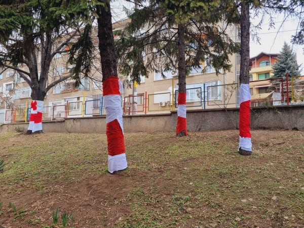 Децата от ДГ “Юрий Гагарин“ си спретнаха първомартенска украса
