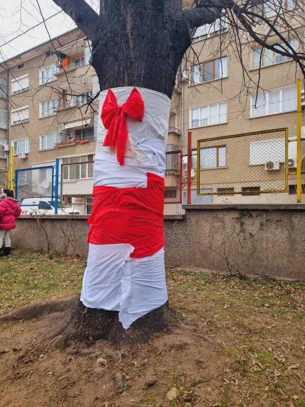 Децата от ДГ “Юрий Гагарин“ си спретнаха първомартенска украса