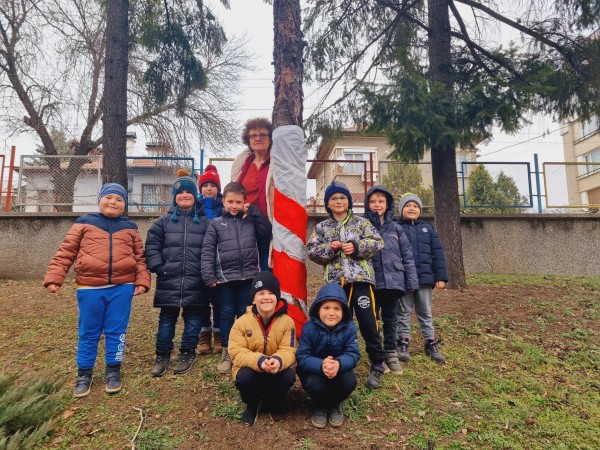 Децата от ДГ “Юрий Гагарин“ си спретнаха първомартенска украса