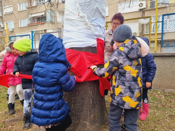 Децата от ДГ “Юрий Гагарин“ си спретнаха първомартенска украса