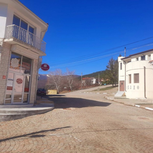 Мартенски дръвчета украсиха центъра на град Шипка