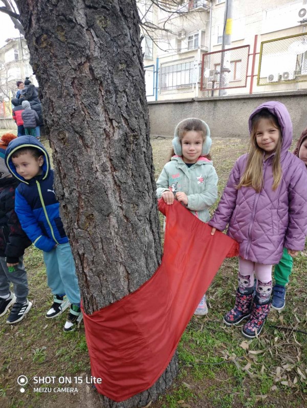 Децата от ДГ “Юрий Гагарин“ си спретнаха първомартенска украса