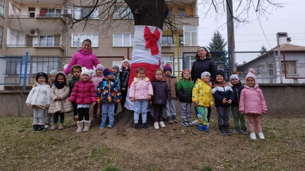 Децата от ДГ “Юрий Гагарин“ си спретнаха първомартенска украса