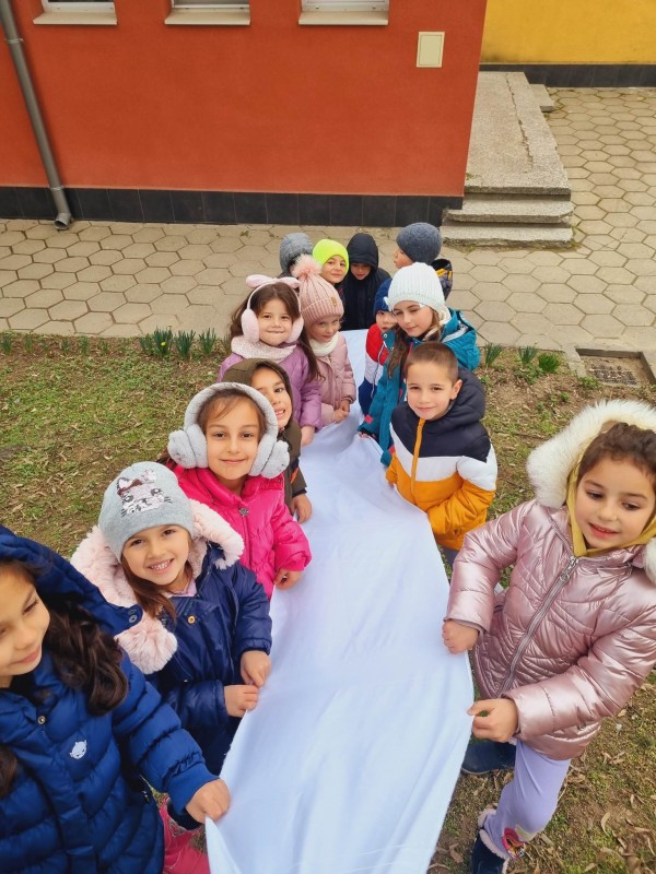 Децата от ДГ “Юрий Гагарин“ си спретнаха първомартенска украса