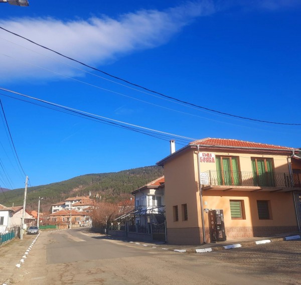 Мартенски дръвчета украсиха центъра на град Шипка