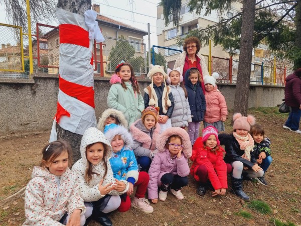 Децата от ДГ “Юрий Гагарин“ си спретнаха първомартенска украса