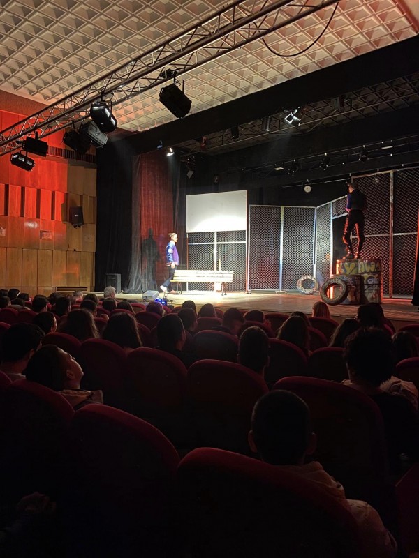 “Даскалото е COOL“ събра десетки ученици пред театралната сцена в Казанлък