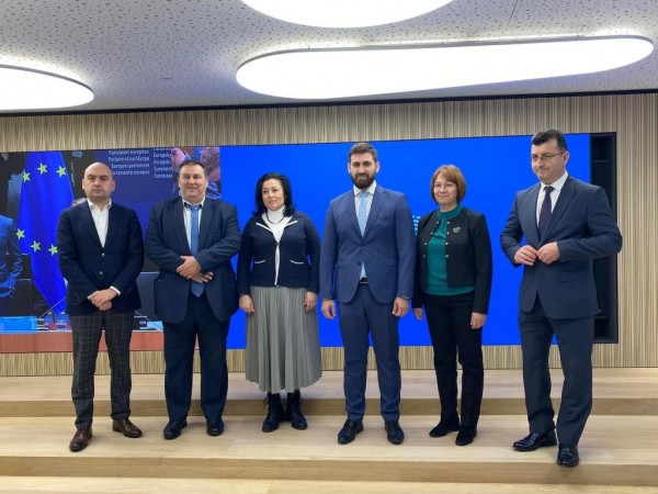 След призива на Кмета Галина Стоянова, България има шанс да защити розовото си масло в ЕП