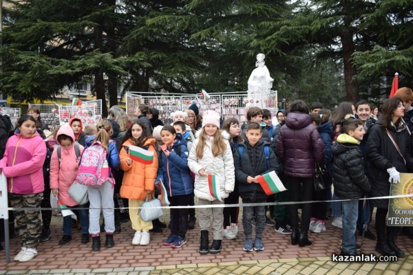 С издигане на националния флаг тържествата за 3 март започнаха в Казанлък