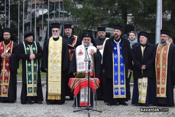 С издигане на националния флаг тържествата за 3 март започнаха в Казанлък