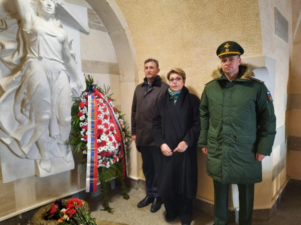 Посланиците на Русия и Беларус поднесоха цветя на Шипка днес