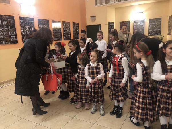 Дамите от Инър Уийл клуб Казанлък закичиха с мартенички възрастните хора от домовете в града