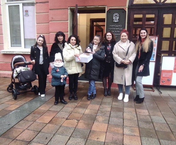 Дамите от Инър Уийл клуб Казанлък закичиха с мартенички възрастните хора от домовете в града