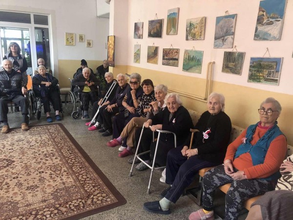 Дамите от Инър Уийл клуб Казанлък закичиха с мартенички възрастните хора от домовете в града