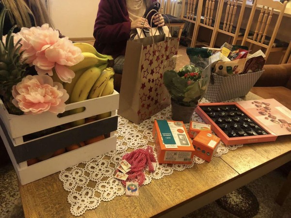 Дамите от Инър Уийл клуб Казанлък закичиха с мартенички възрастните хора от домовете в града