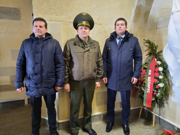 Посланиците на Русия и Беларус поднесоха цветя на Шипка днес