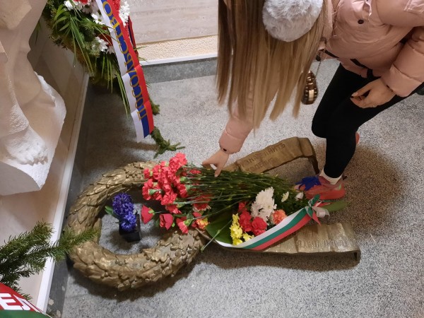 Посланиците на Русия и Беларус поднесоха цветя на Шипка днес