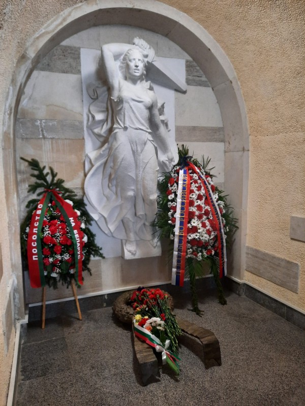 Посланиците на Русия и Беларус поднесоха цветя на Шипка днес