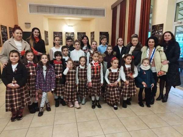 Дамите от Инър Уийл клуб Казанлък закичиха с мартенички възрастните хора от домовете в града