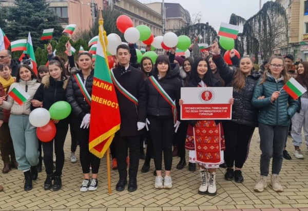 Учениците на ПГЛПТ: Честит празник, Българи!