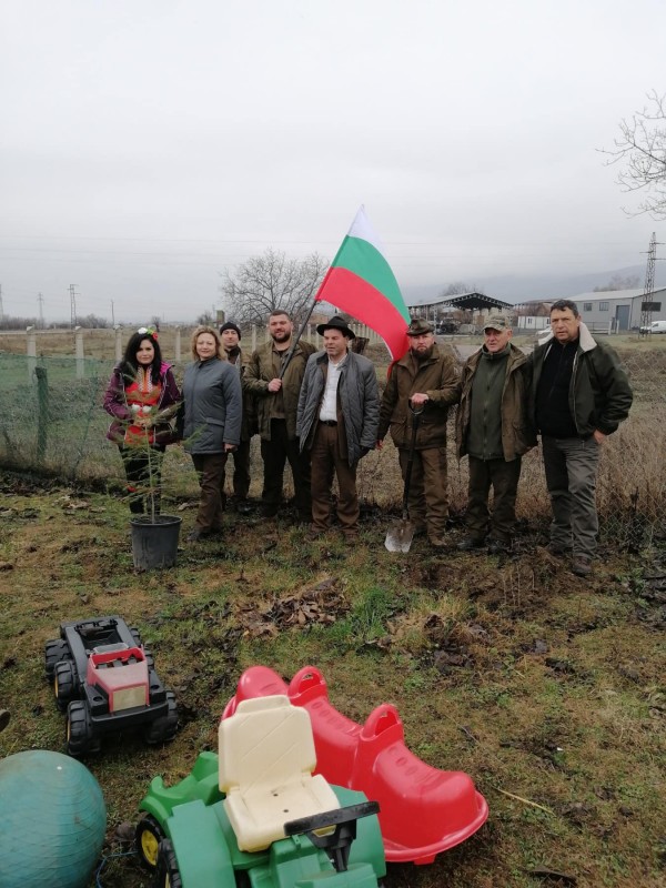 Десетки, отправили се към Шипка днес, получиха по една фиданка от ДГС-Казанлък