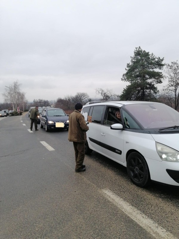 Десетки, отправили се към Шипка днес, получиха по една фиданка от ДГС-Казанлък