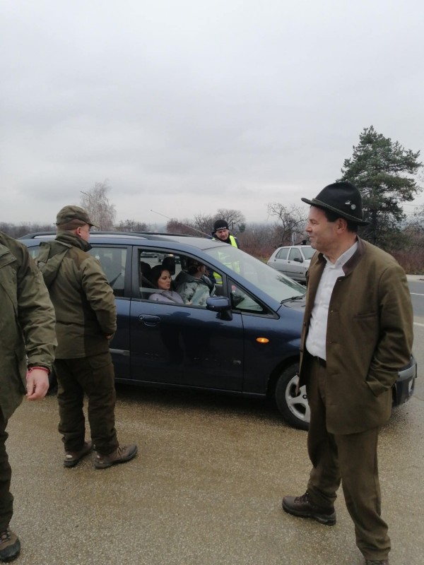 Десетки, отправили се към Шипка днес, получиха по една фиданка от ДГС-Казанлък