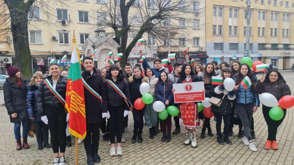Учениците на ПГЛПТ: Честит празник, Българи!