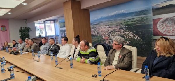 Кметът Галина Стоянова връчи ключовете за два дарени автомобила на РУ Полиция Казанлък