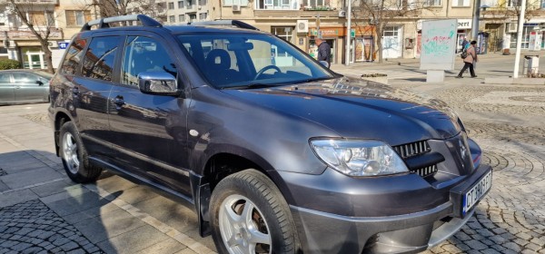 Кметът Галина Стоянова връчи ключовете за два дарени автомобила на РУ Полиция Казанлък