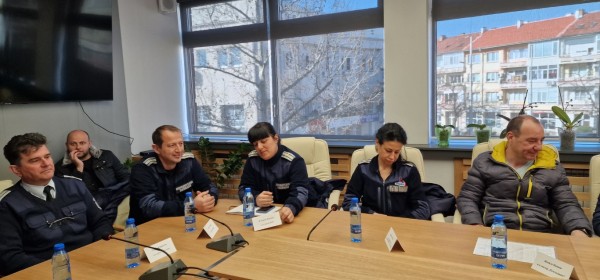 Кметът Галина Стоянова връчи ключовете за два дарени автомобила на РУ Полиция Казанлък