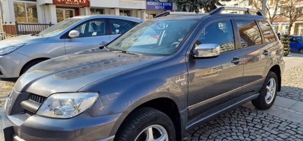 Кметът Галина Стоянова връчи ключовете за два дарени автомобила на РУ Полиция Казанлък