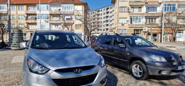 Кметът Галина Стоянова връчи ключовете за два дарени автомобила на РУ Полиция Казанлък