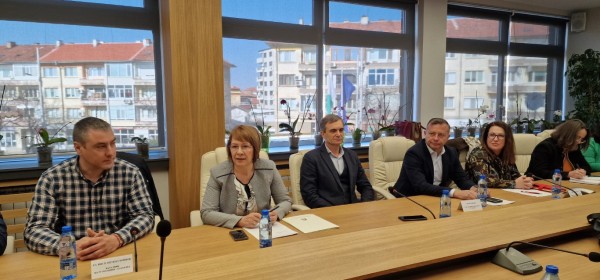 Кметът Галина Стоянова връчи ключовете за два дарени автомобила на РУ Полиция Казанлък