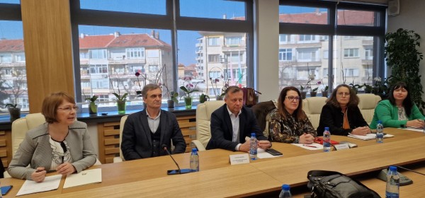 Кметът Галина Стоянова връчи ключовете за два дарени автомобила на РУ Полиция Казанлък