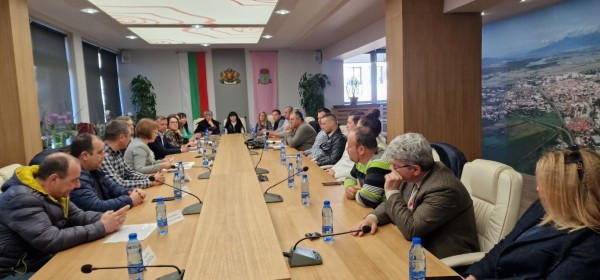 Кметът Галина Стоянова връчи ключовете за два дарени автомобила на РУ Полиция Казанлък