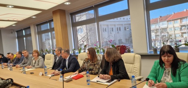 Кметът Галина Стоянова връчи ключовете за два дарени автомобила на РУ Полиция Казанлък