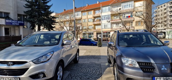 Кметът Галина Стоянова връчи ключовете за два дарени автомобила на РУ Полиция Казанлък