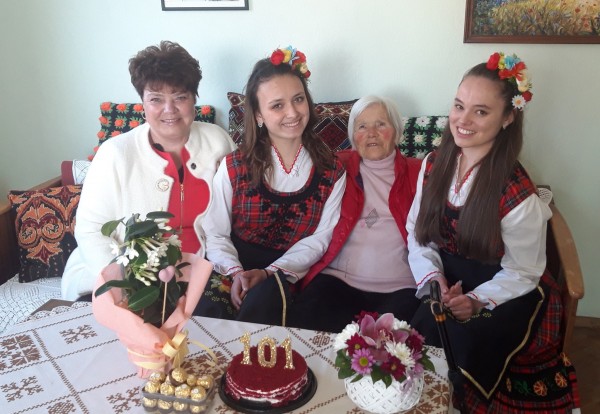 Казанлъшката учителка Иванка Антонова, днес посрещна 101-вия си рожден ден